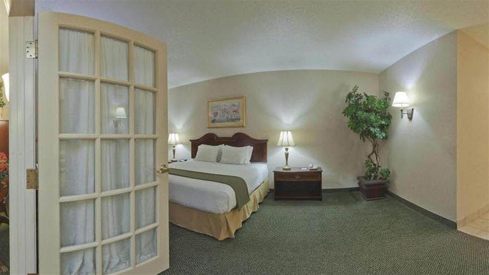 Holiday Inn Express Milwaukee N- Brown Deer/Mequon Exteriér fotografie